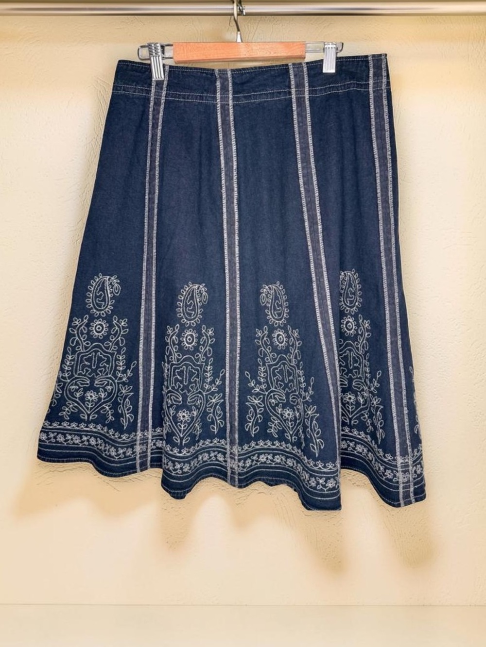 Vtg 96% Cotton Denim skirt fit & Flare Skirt,
beautiful Embroidery,EUC